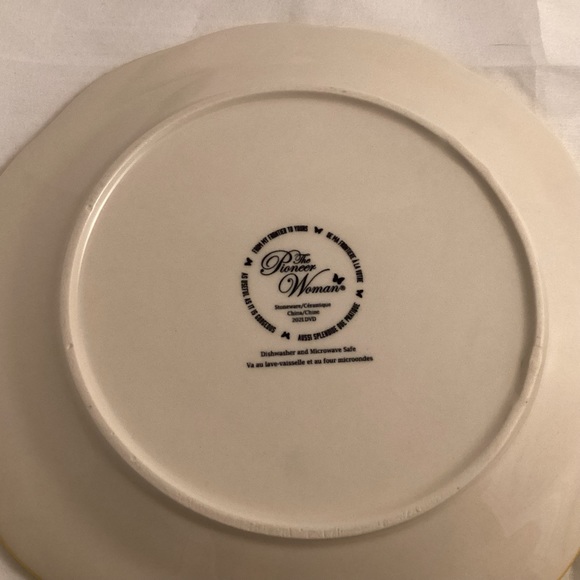Two The Pioneer Woman plates lot - Picture 9 of 12